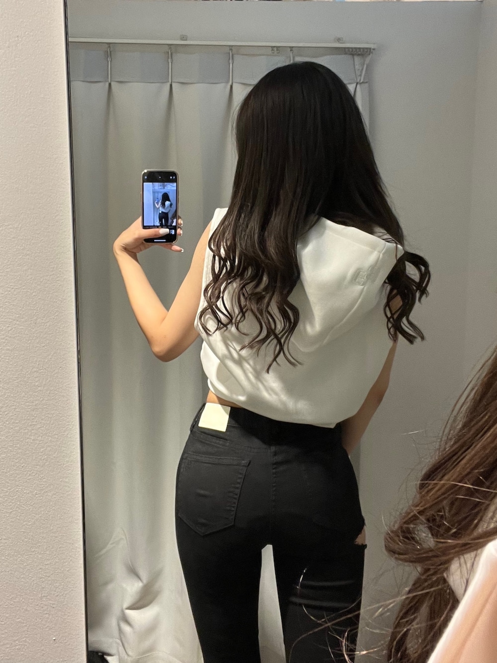 ホワイト系のパーカー、ブラック系のその他パンツ、ホワイト系のパンプスを着用したレディースの夏コーディネートの3枚目の写真