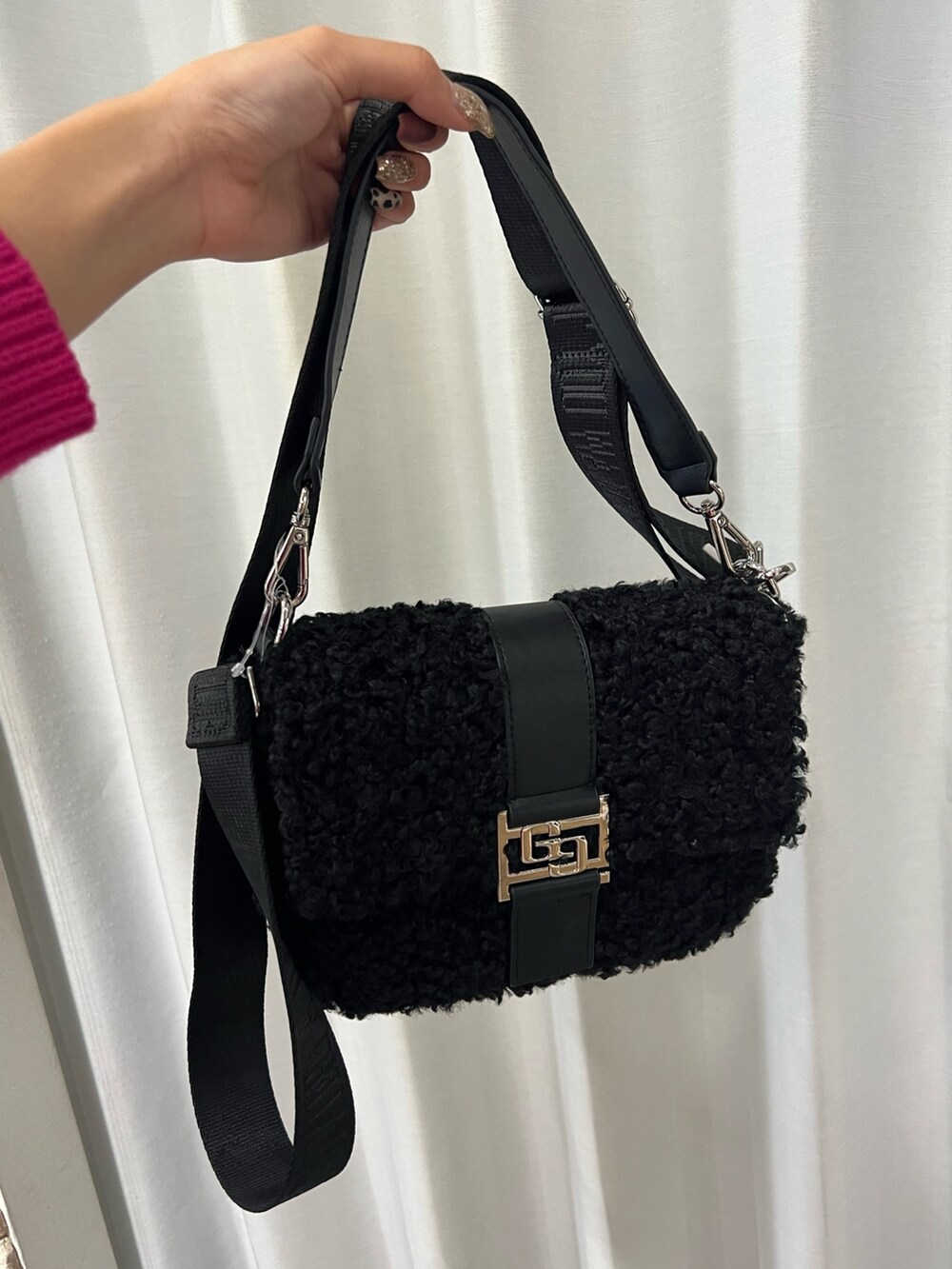 ピンク系のニット/セーター、ブラック系のデニムパンツ、ブラック系のブーツを着用したレディースの秋コーディネートの6枚目の写真