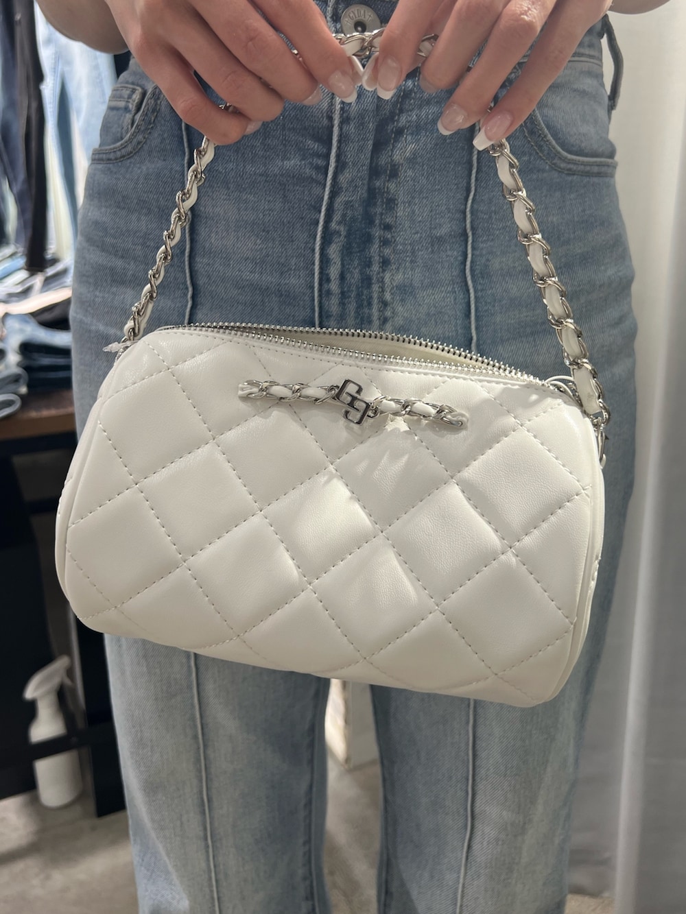 ブルー系のサロペット/オーバーオール、ホワイト系のTシャツ/カットソー、ホワイト系のパンプスを着用したレディースの冬コーディネートの6枚目の写真