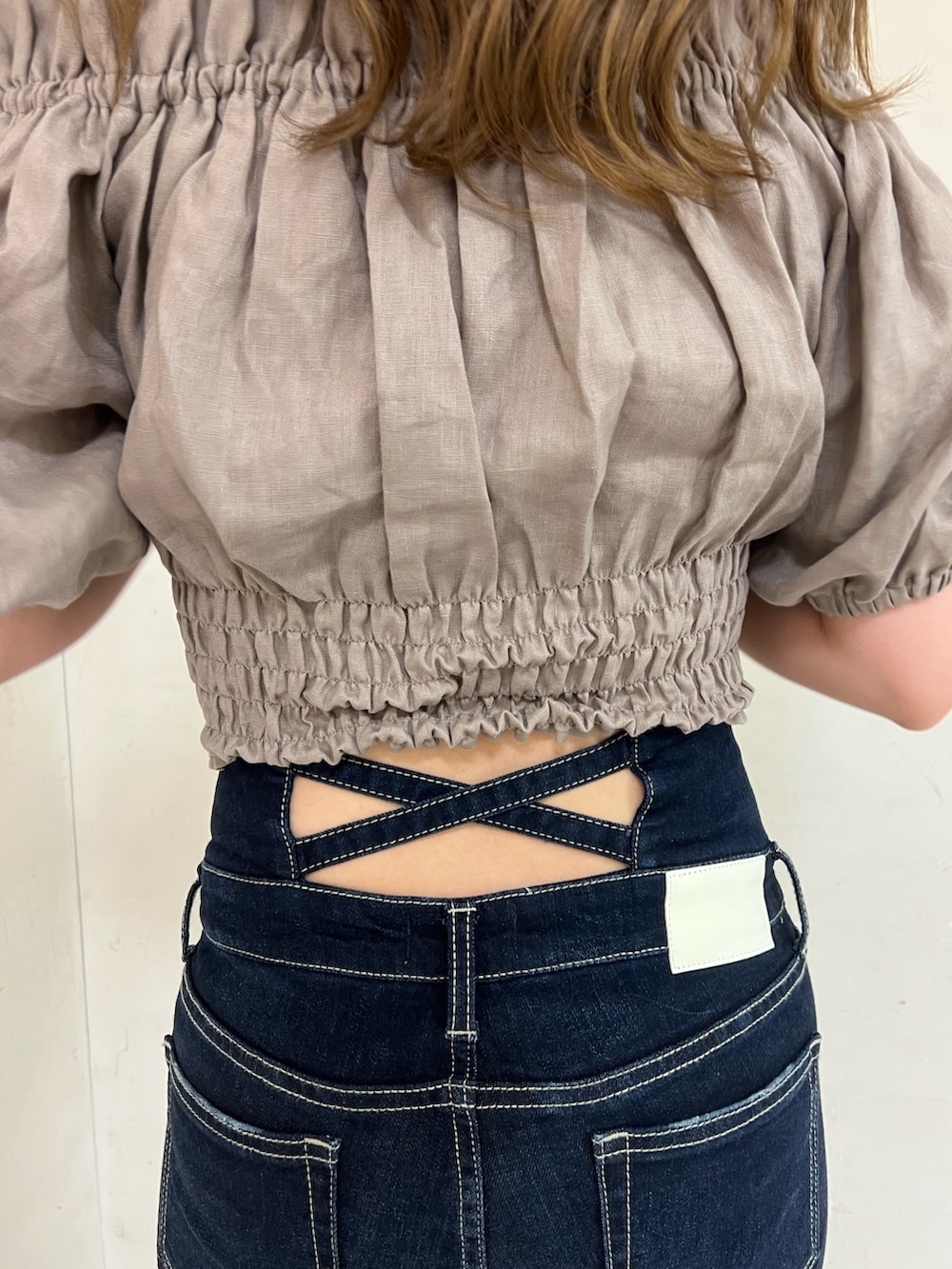 ベージュ系のシャツ/ブラウス、ブルー系のデニムパンツ、ホワイト系のサンダルを着用したレディースの春コーディネートの4枚目の写真