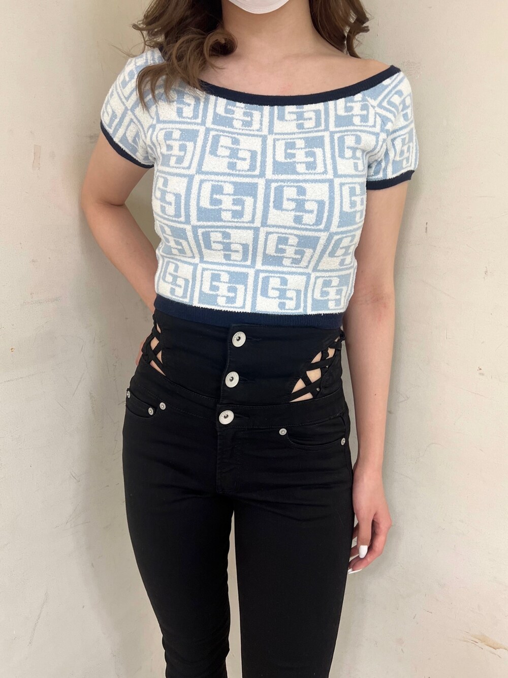 ブルー系のニット/セーター、ホワイト系のバックパック/リュック、ブラック系のパンプスを着用したレディースの春コーディネートの3枚目の写真