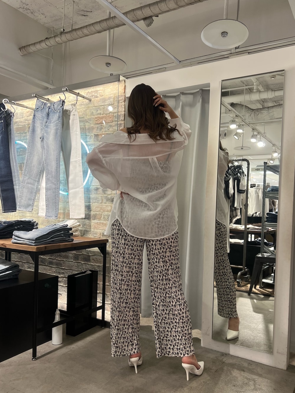 その他のキャミソール、その他のその他パンツ、ホワイト系のシャツ/ブラウスを着用したレディースの春コーディネートの2枚目の写真