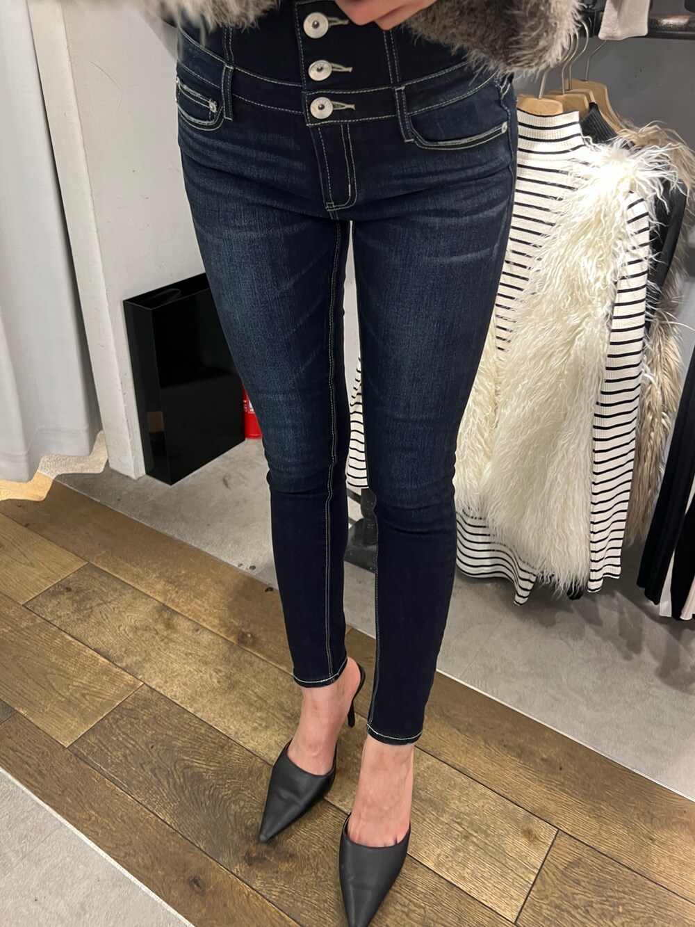 グレー系のニット/セーター、ブルー系のデニムパンツ、ブラック系のパンプスを着用したレディースの秋コーディネートの3枚目の写真