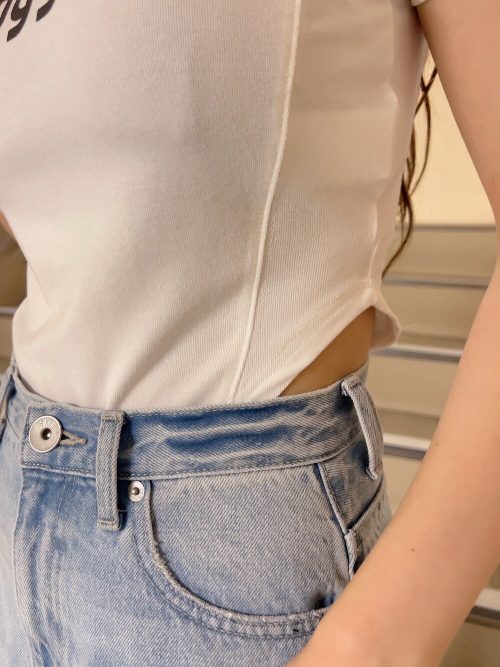 ホワイト系のTシャツ/カットソー、ブルー系のデニムパンツ、ホワイト系のサンダルを着用したレディースの夏コーディネートの5枚目の写真