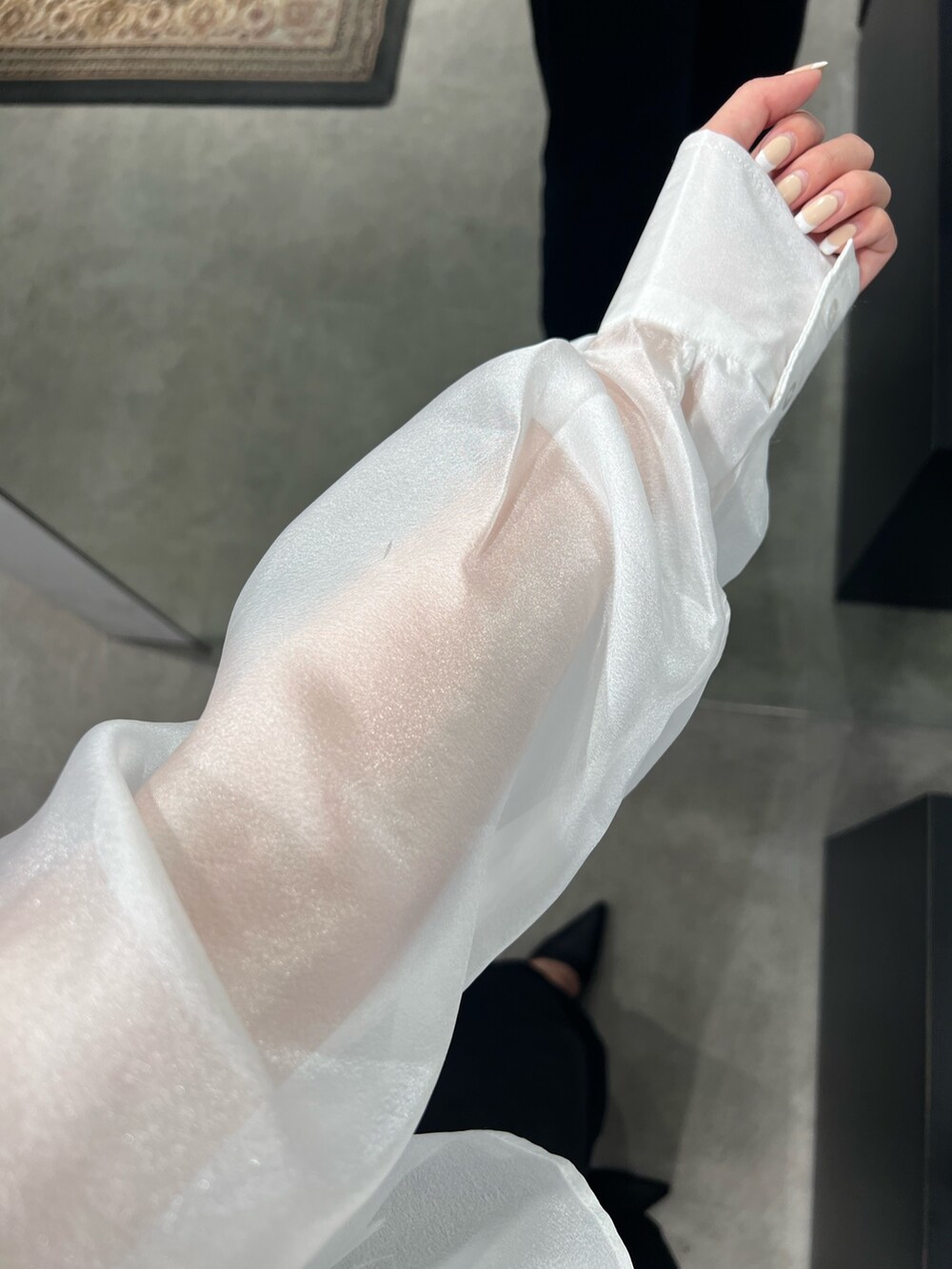 ブラック系のつなぎ/オールインワン、ホワイト系のシャツ/ブラウス、ブラック系のパンプスを着用したレディースの春コーディネートの6枚目の写真