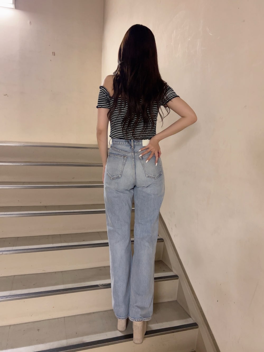 その他のTシャツ/カットソー、ブルー系のデニムパンツ、ホワイト系のサンダルを着用したレディースの夏コーディネートの2枚目の写真