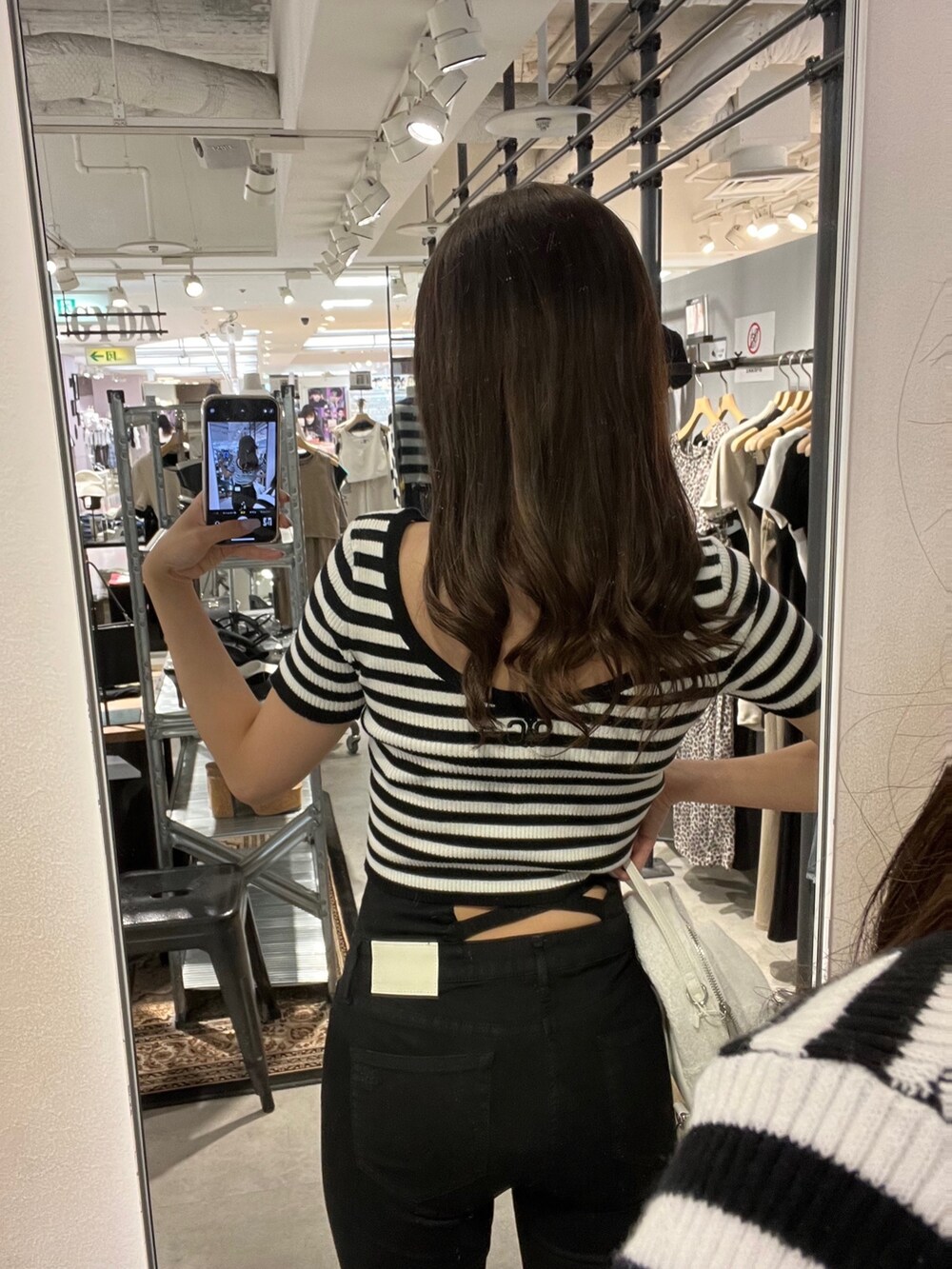 その他のニット/セーター、ブラック系のデニムパンツ、ホワイト系のバックパック/リュックを着用したレディースの夏コーディネートの4枚目の写真