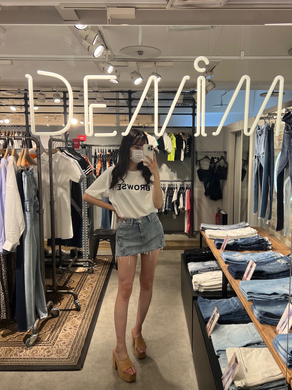 ホワイト系のTシャツ/カットソー、ブルー系のデニムスカート、ベージュ系のサンダルを着用したレディースの夏コーディネートの2枚目の写真