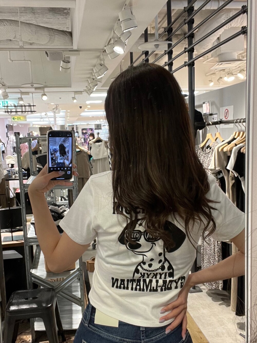 ホワイト系のTシャツ/カットソー、ブルー系のデニムパンツ、ベージュ系のサンダルを着用したレディースの夏コーディネートの3枚目の写真