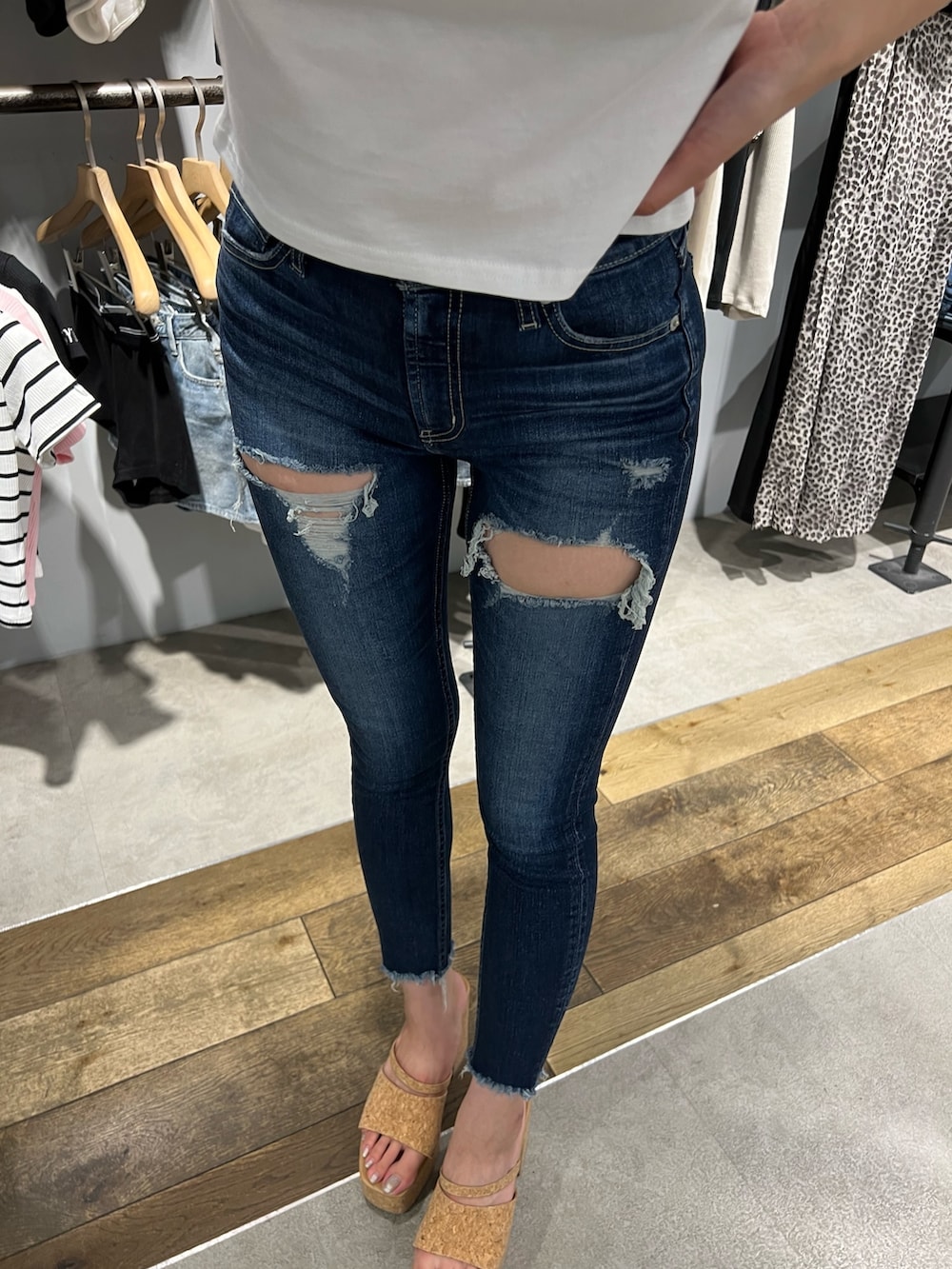 ホワイト系のTシャツ/カットソー、ブルー系のデニムパンツ、ベージュ系のサンダルを着用したレディースの夏コーディネートの4枚目の写真