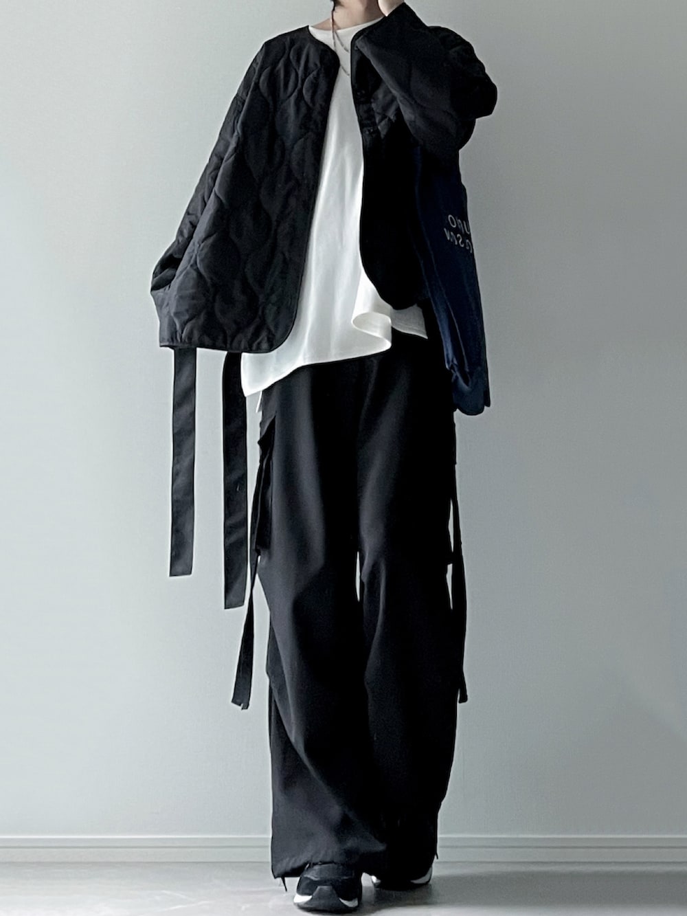 「LILL、秋服まるっと大公開、ショートモッズ、モノトーン、カーゴパンツ、ライナージャケット、ニューバランス、スニーカー、ミリタリー、シンプルコーデ、オトナカジュアル、冬コーデ、秋コーデ」｜「【9/28限定】¥1,000クーポンやります‼️のアイテム（その他、ホワイト系）」を使った、ユウさん（メンズ・182cm）の秋コーディネートの2枚目の写真