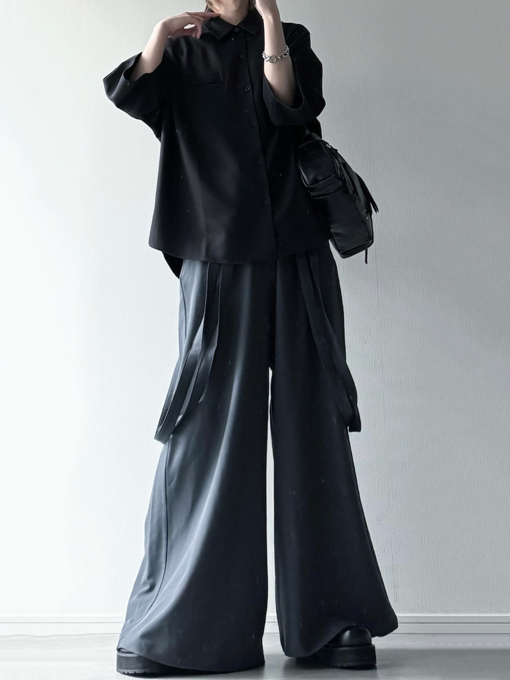 ブラック系のシャツ/ブラウス、ブラック系のタンクトップ、グレー系のスラックスを着用したメンズの夏コーディネートの2枚目の写真