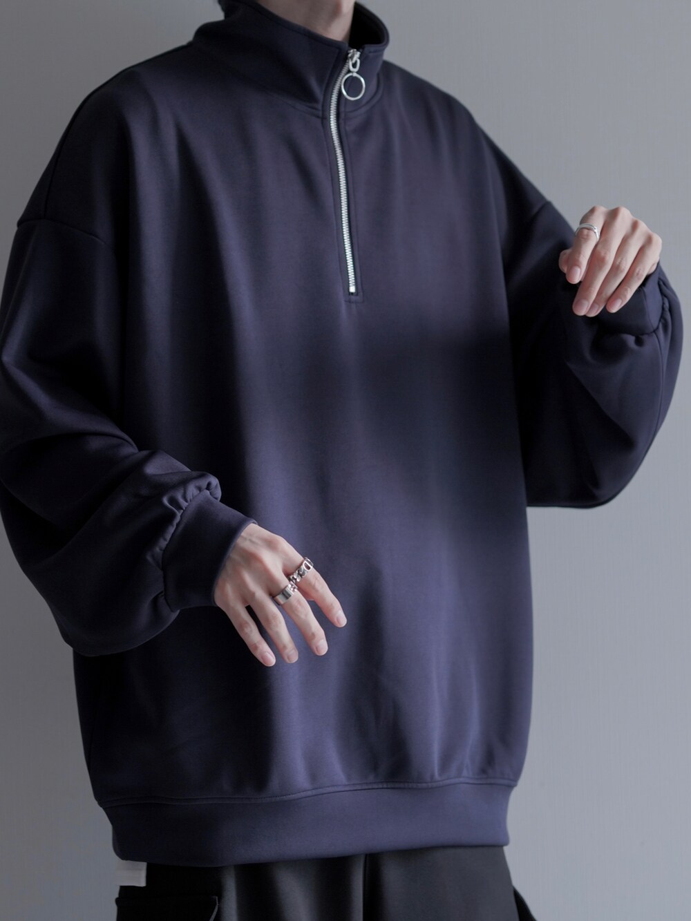「オトナカジュアル、リラックススタイル、ハーフジップ、秋服コーデ、カーゴパンツ、ラフ、LILL、プチプラ、秋コーデ、シンプルスタイル」｜「LILLのアイテム（Tシャツ/カットソー、ブラック系）」を使った、ユウさん（メンズ・182cm）の夏コーディネートの5枚目の写真