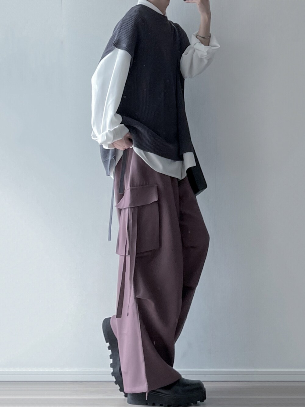 「LILLのサイドレース畔編みニットベスト（ベスト、グレー系）」を使った、ユウさん（メンズ・182cm）の春コーディネートの2枚目の写真