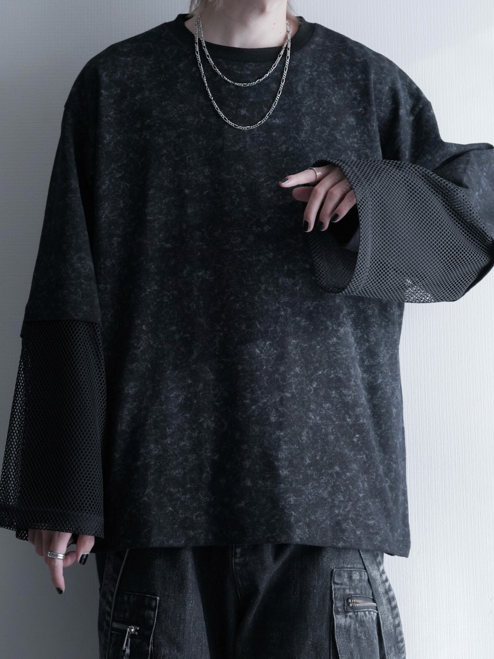 「カジュアルコーデ、ブラックコーデ」｜「LILLのヴィンテージライクメッシュフェイクレイヤードカットソー（Tシャツ/カットソー、ブラック系）」を使った、ユウさん（メンズ・182cm）の冬コーディネートの3枚目の写真