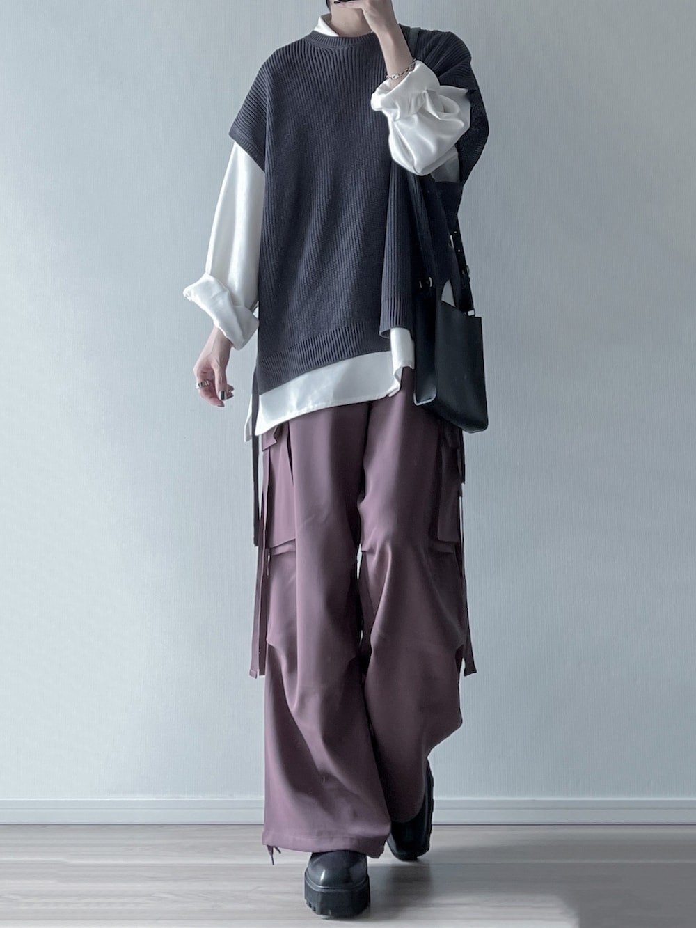 「LILLのサイドレース畔編みニットベスト（ベスト、グレー系）」を使った、ユウさん（メンズ・182cm）の春コーディネートの3枚目の写真