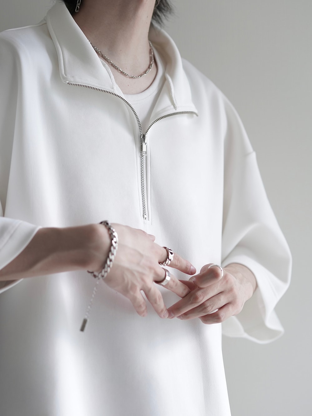 「みんなの白Tフェス、シンプルコーデ、メンズファッション、夏服、ハーフジップ、カーゴパンツ、モノトーン、モノトーンコーデ、ブレスレット、LILL、cussil、プチプラ、ビッグシルエット、夏コーデ、シルバーアクセサリー」｜「LILLのドライアムンゼンロングレイヤードタンクトップ（タンクトップ、ホワイト系）」を使った、ユウさん（メンズ・182cm）の夏コーディネートの2枚目の写真