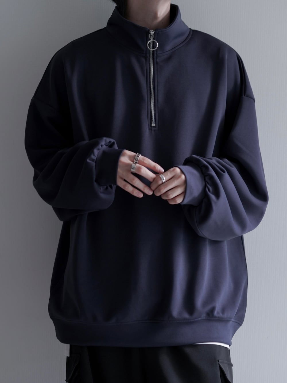 「オトナカジュアル、リラックススタイル、ハーフジップ、秋服コーデ、カーゴパンツ、ラフ、LILL、プチプラ、秋コーデ、シンプルスタイル」｜「LILLのアイテム（Tシャツ/カットソー、ブラック系）」を使った、ユウさん（メンズ・182cm）の夏コーディネートの2枚目の写真