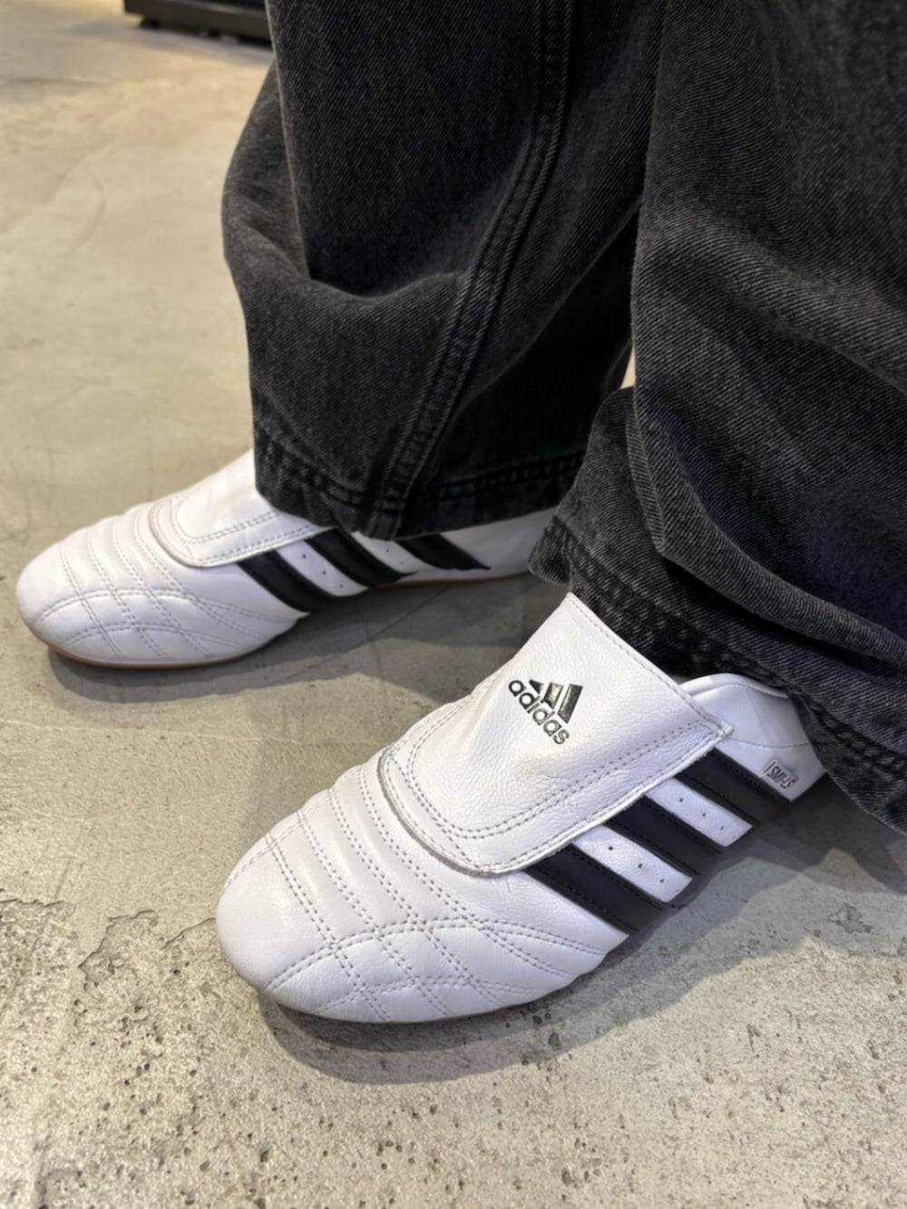 「adidas、adidas originals、アディダス、トラックジャケット」｜「adidasのアディダス テコンドー / adidas Taekwondo（シューズ、ホワイト系）」を使った、SWさん（レディース・157cm）の春コーディネートの4枚目の写真