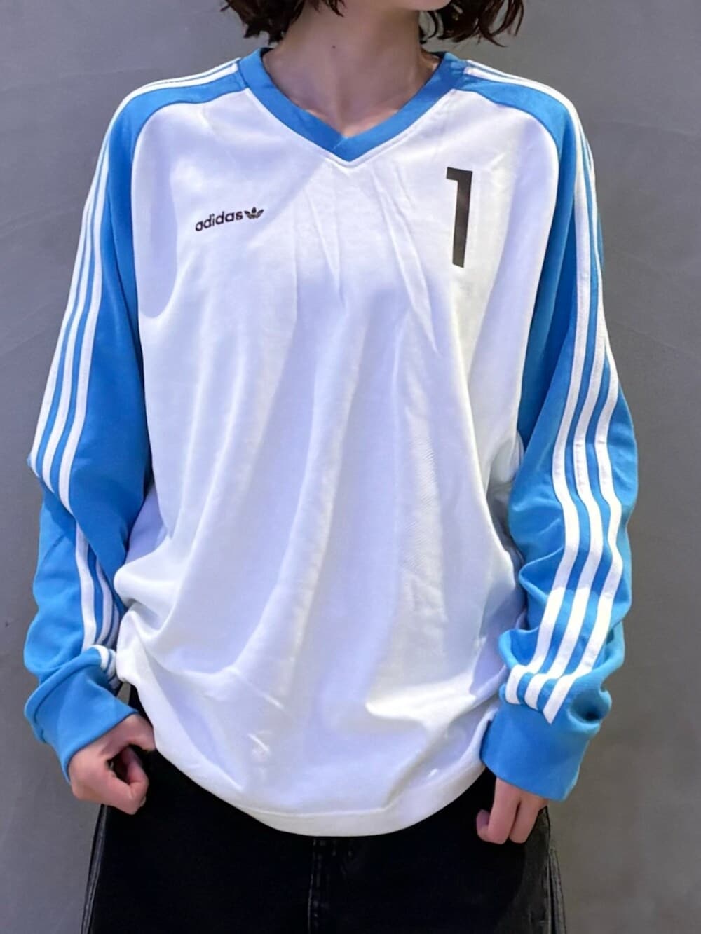 シルバー系のスニーカー、ブラック系のその他パンツ、ホワイト系のトップスを着用したレディースの春コーディネートの2枚目の写真