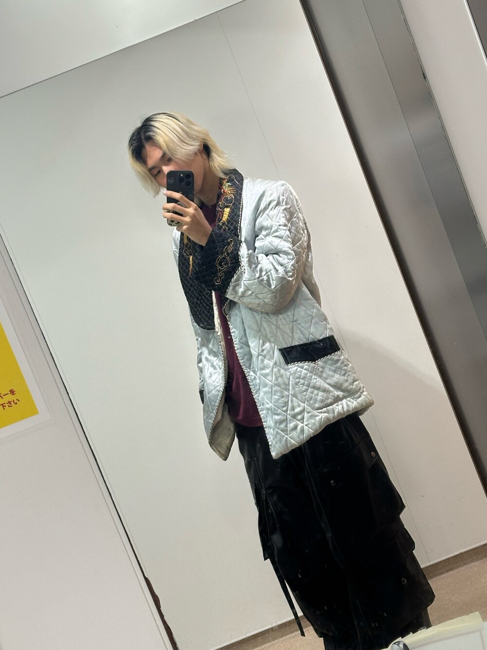 ブラック系のカーゴパンツ、シルバー系のネックレスを着用したメンズの夏コーディネートの2枚目の写真