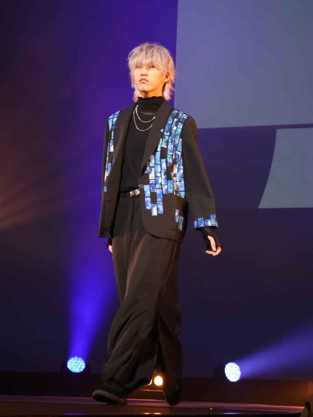 ブルー系のテーラードジャケット、ブラック系のTシャツ/カットソー、その他のタンクトップを着用したメンズの冬コーディネートの4枚目の写真