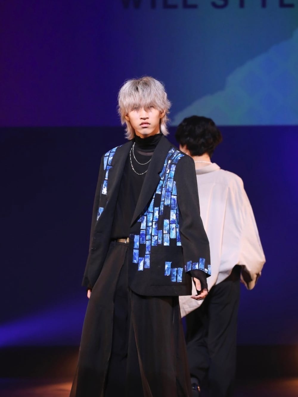 ブルー系のテーラードジャケット、ブラック系のTシャツ/カットソー、その他のタンクトップを着用したメンズの冬コーディネートの2枚目の写真