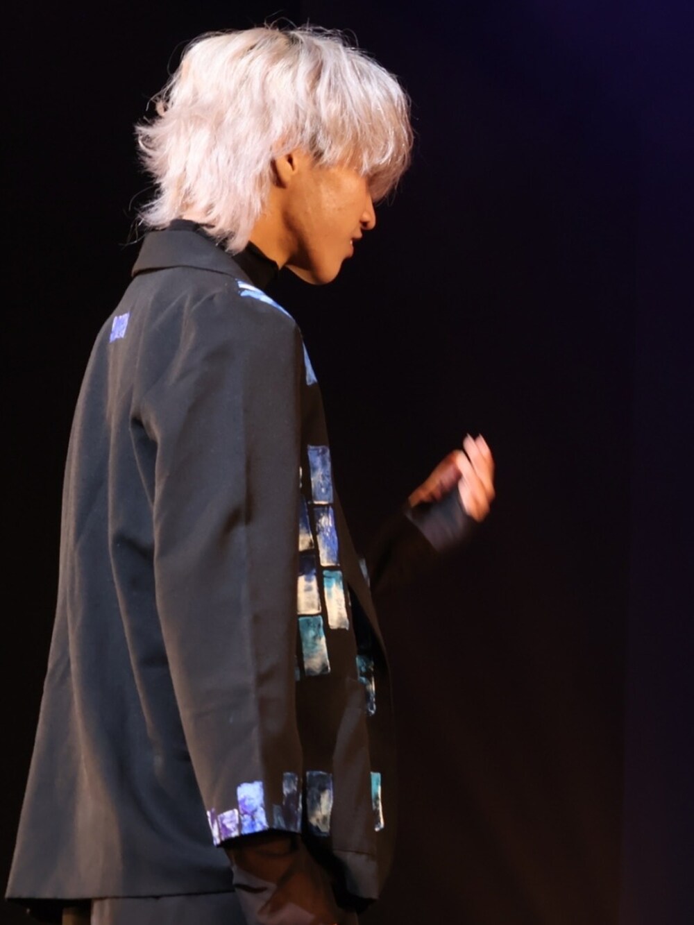 ブルー系のテーラードジャケット、ブラック系のTシャツ/カットソー、その他のタンクトップを着用したメンズの冬コーディネートの3枚目の写真