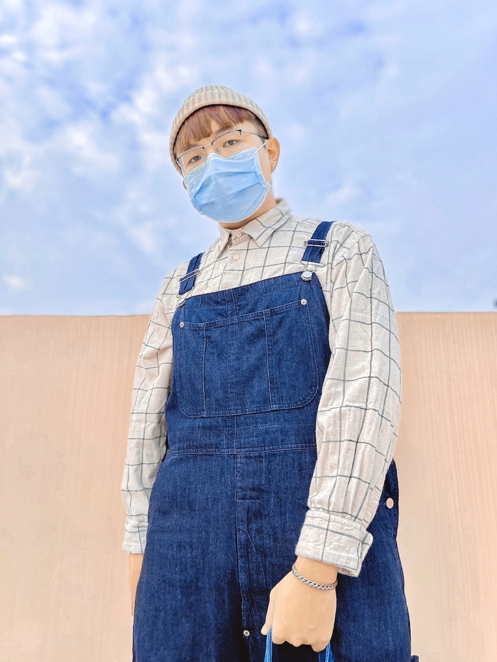 「ootd、ootdtw、ootdfashion、fall、winter、休閒、秋冬、丹寧、吊帶褲、連身褲、針織、毛帽、UNIQLO、GU、FILA」｜「GUのアイテム（その他パンツ、ブルー系）」を使った、里掐さん（メンズ・176cm）の秋コーディネートの2枚目の写真