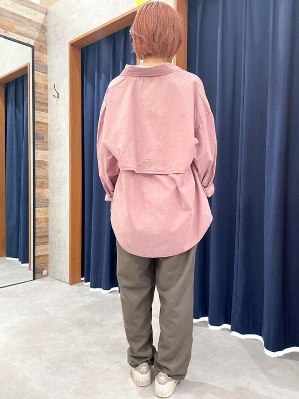 グレー系のその他パンツ、ホワイト系のTシャツ/カットソー、ピンク系のシャツ/ブラウスを着用したレディースの春コーディネートの2枚目の写真