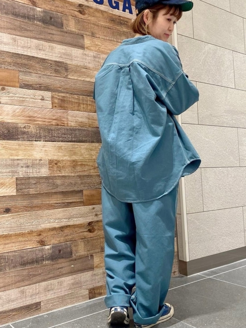 ホワイト系のTシャツ/カットソー、グリーン系のサロペット/オーバーオール、グリーン系のノーカラージャケットを着用したレディースの冬コーディネートの3枚目の写真