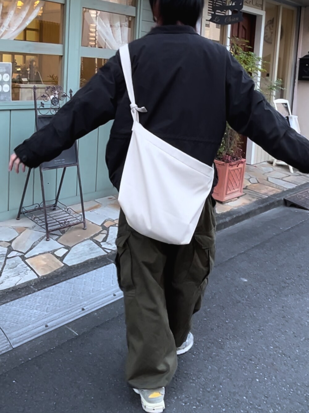 「私の推しブランド、休日コーデ、カジュアル、メンズファッション、おしゃれさんと繋がりたい、ワイドパンツ、シンプル、シンプルコーデ、スニーカー、休日スタイル、オトナカジュアル、古着、ootd、ショルダーバッグ、低身長」｜「NEW BALANCEのM2002R（スニーカー、グレー系）」を使った、なべおくんさん（メンズ・175cm）の冬コーディネートの2枚目の写真