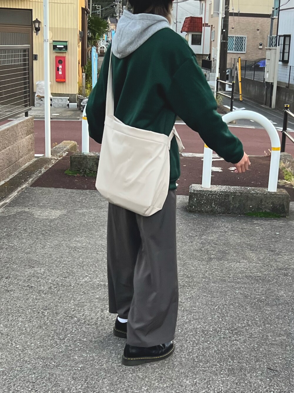 「秋のコーデ、今日のコーデ、休日コーデ、プチプラコーデ、ビッグシルエット、ラフ、ドクターマーチン、パーカー、きれいめカジュアル、リラックススタイル、カーディガン、着回しコーデ、レイヤードスタイル、シンプルスタイル、お洒落さんと繋がりたい」｜「Dr. MartensのDr.Martensドクターマーチン 1461 1461w 3eye Gibson 3ホールギブソン レザーシューズ（ドレスシューズ、ブラック系）」を使った、なべおくんさん（メンズ・175cm）の秋コーディネートの2枚目の写真