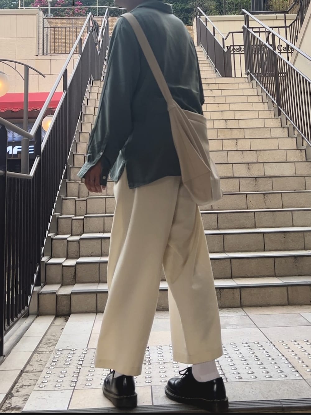 「春夏コーデ、きれいめカジュアル、リラックススタイル、シンプルコーデ、革靴、プチプラコーデ、白パンツ、大人カジュアル、夏コーデ、春コーデ、スラックス、GU、パーカー、シャツスタイル、UNIQLO」｜「RAGEBLUEのラグイージー/ドルマンスリーブビッグシャツ/261703（シャツ/ブラウス、グリーン系）」を使った、なべおくんさん（メンズ・175cm）の春コーディネートの2枚目の写真