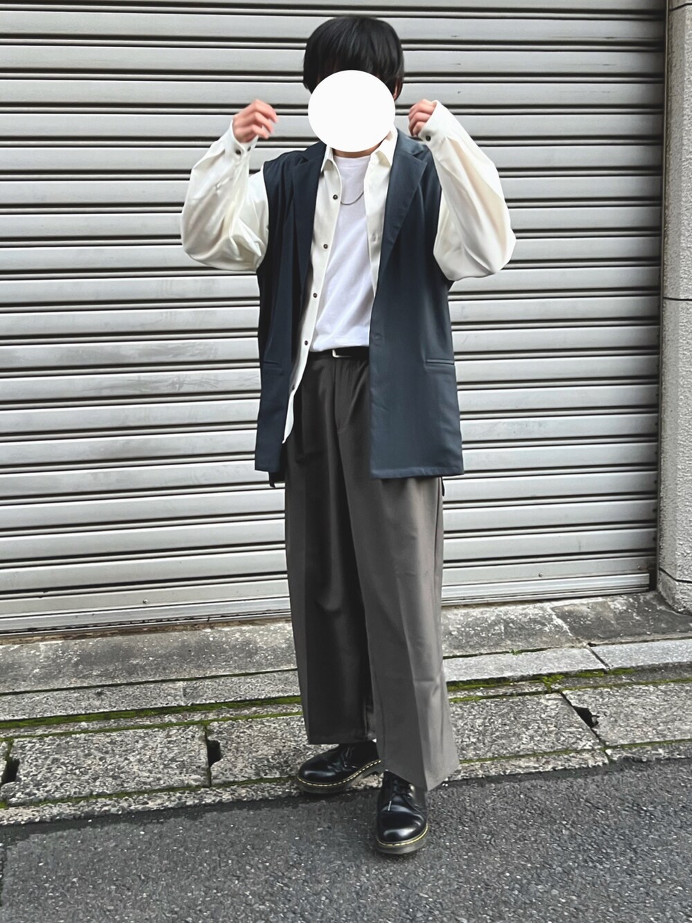 「きれいめカジュアル、大人カジュアル、ベスト、ジレ、おしゃれさんと繋がりたい、今日のコーデ、秋冬コーデ、休日コーデ、ワイドパンツ、ホワイト、ブラックコーデ、Tシャツ、ブラウン、UNIQLO、秋ルック紹介するよ」｜「CASPER JOHNのTapered wide slacks/テーパードワイドスラックス（スラックス、グレー系）」を使った、なべおくんさん（メンズ・175cm）の秋コーディネートの2枚目の写真