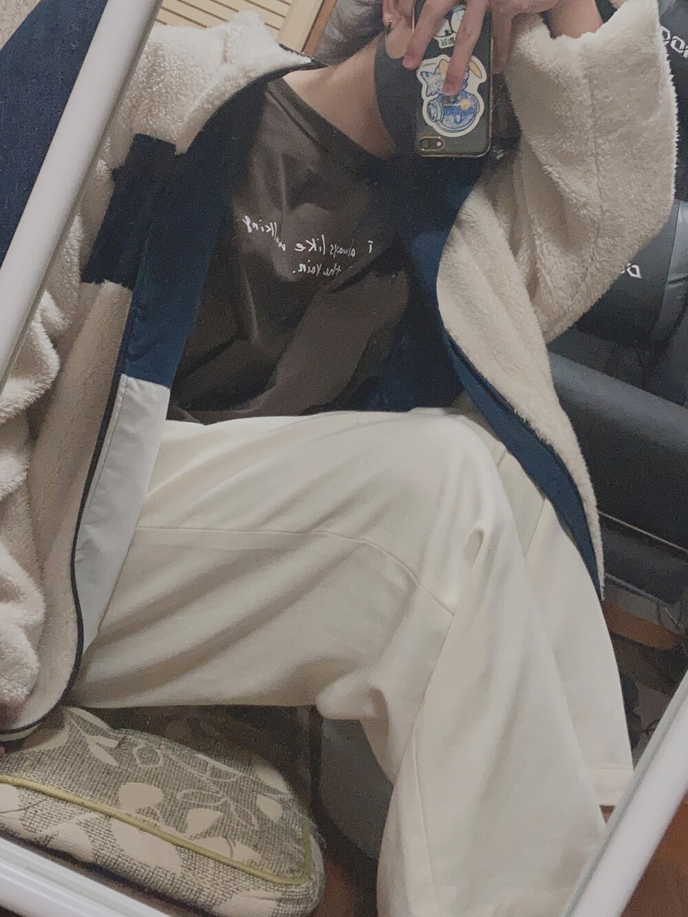 ベージュ系のスラックス、ブルー系のナイロンジャケット、その他のTシャツ/カットソーを着用したメンズの春コーディネートの2枚目の写真