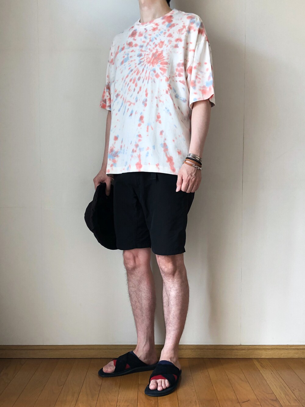 その他のTシャツ/カットソー、ブラック系のその他パンツ、ブラック系のサンダルを着用したメンズの夏コーディネートの2枚目の写真