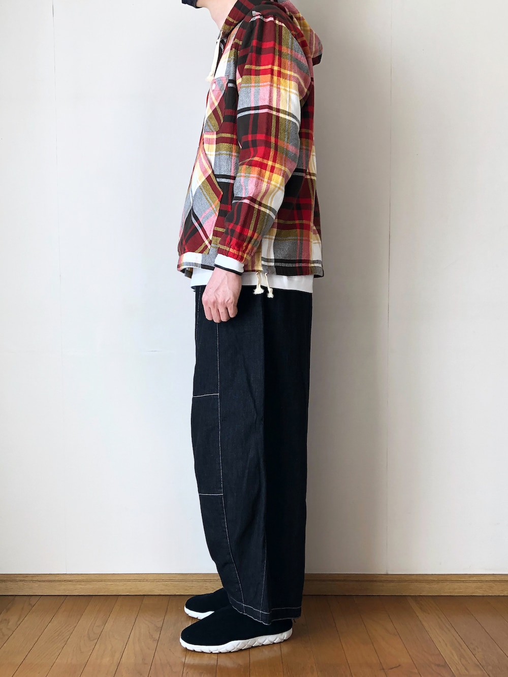 ブラウン系のシャツ/ブラウス、ホワイト系のTシャツ/カットソー、ブラック系のパンツを着用したメンズの春コーディネートの3枚目の写真