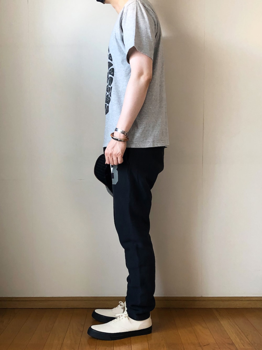 グレー系のTシャツ/カットソー、ブラック系のその他パンツ、ホワイト系のスニーカーを着用したメンズの夏コーディネートの3枚目の写真