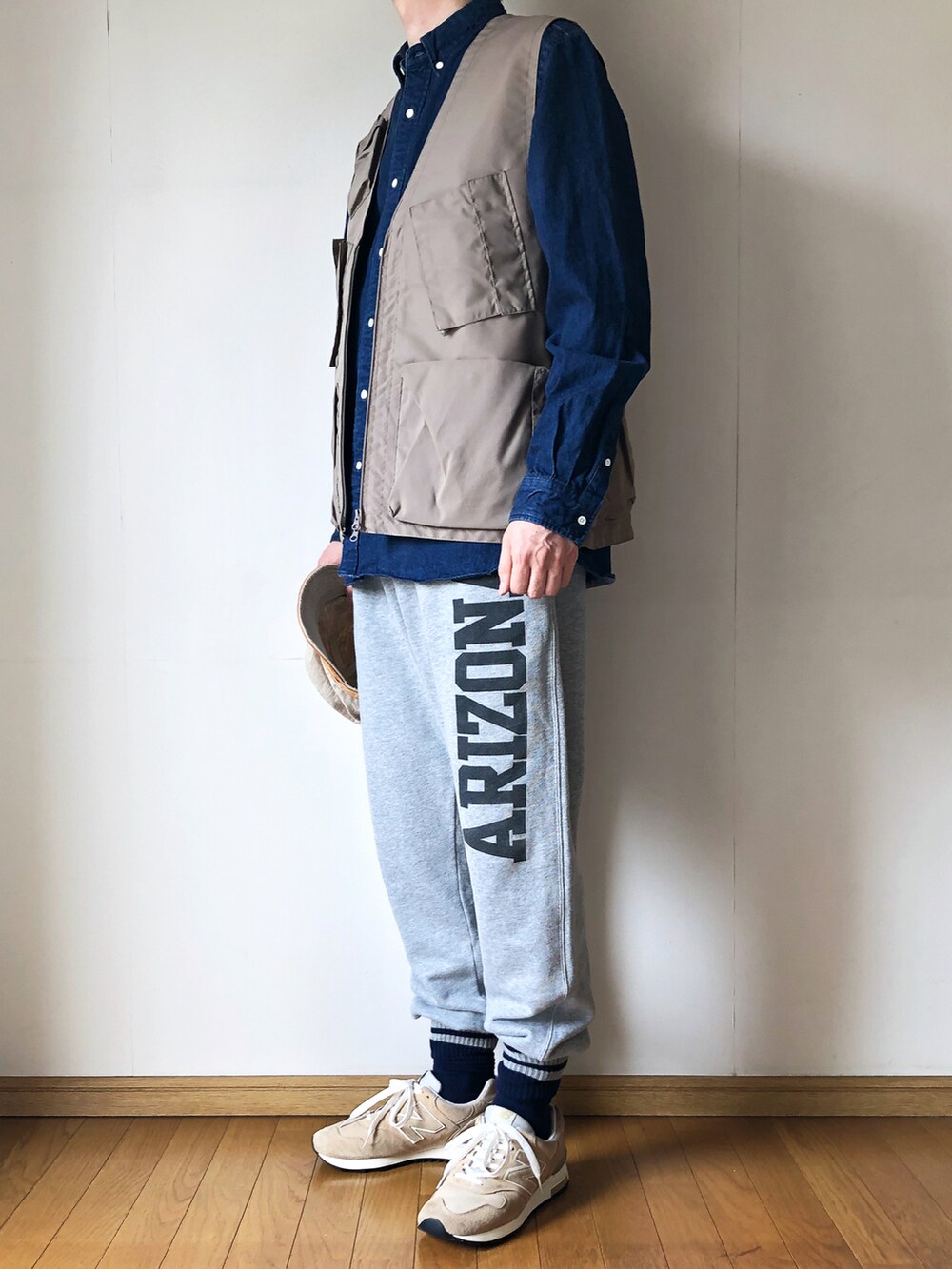 ベージュ系のベスト、ブルー系のシャツ/ブラウス、グレー系のスウェットパンツを着用したメンズの春コーディネートの2枚目の写真