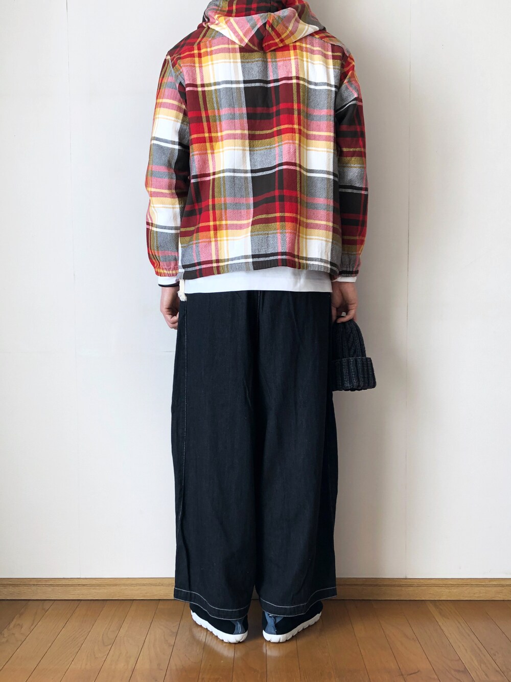 ブラウン系のシャツ/ブラウス、ホワイト系のTシャツ/カットソー、ブラック系のパンツを着用したメンズの春コーディネートの4枚目の写真