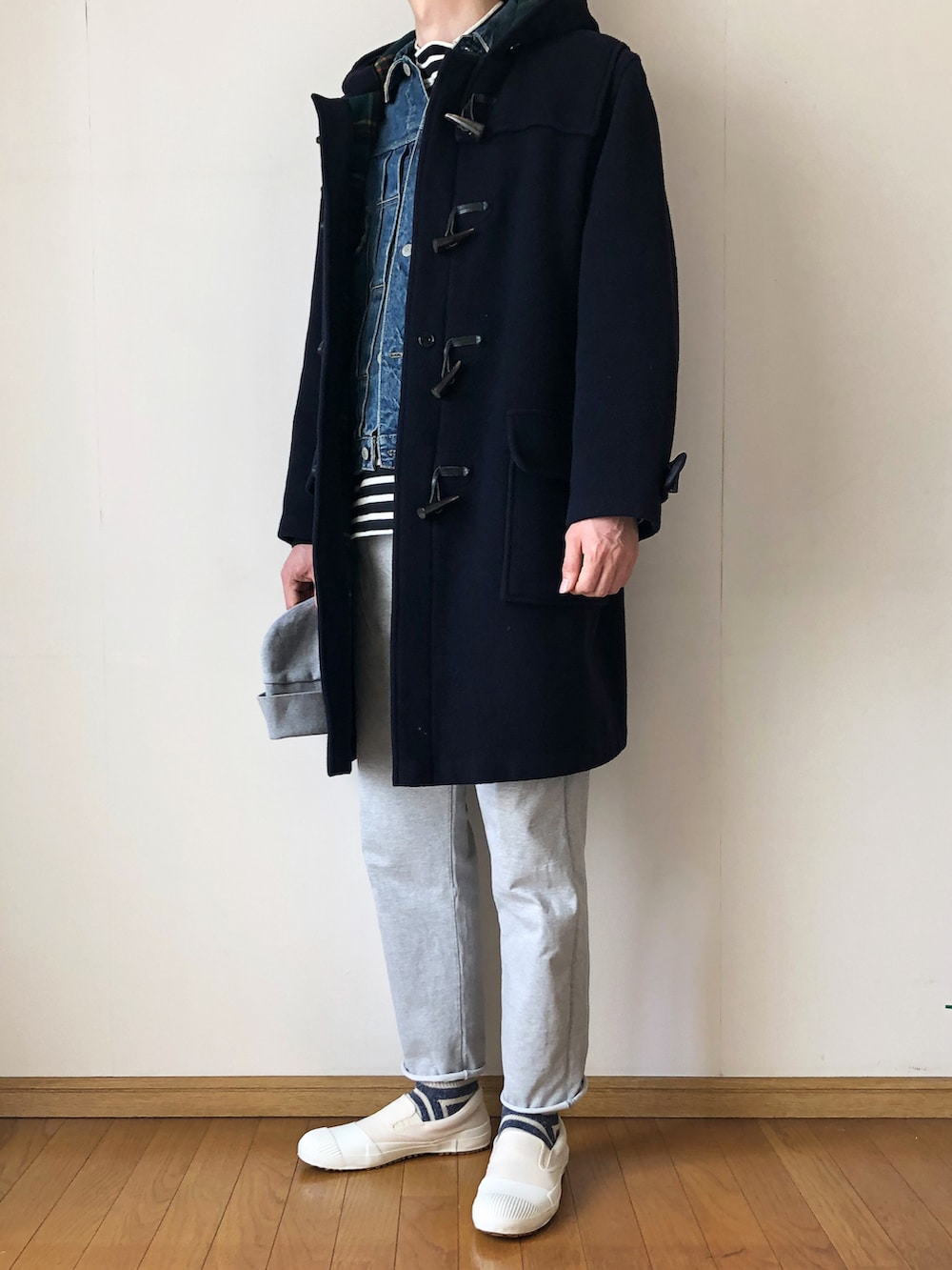 ブルー系のダッフルコート、ブルー系のデニムジャケット、ブラック系のTシャツ/カットソーを着用したメンズの冬コーディネートの2枚目の写真