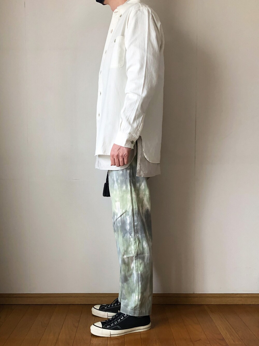 ホワイト系のシャツ/ブラウス、ベージュ系のシャツ/ブラウス、その他のその他パンツを着用したメンズの春コーディネートの3枚目の写真