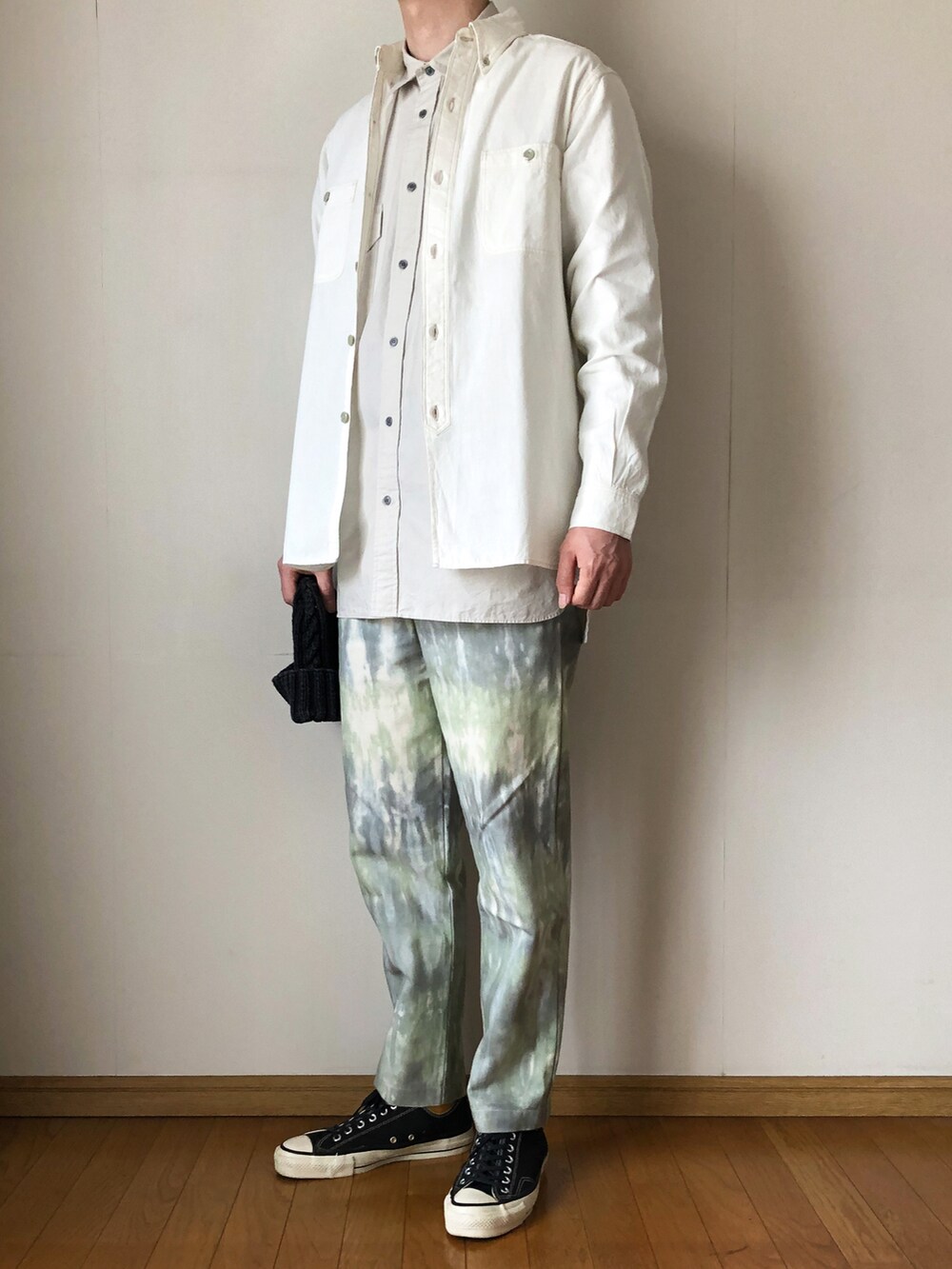 ホワイト系のシャツ/ブラウス、ベージュ系のシャツ/ブラウス、その他のその他パンツを着用したメンズの春コーディネートの2枚目の写真