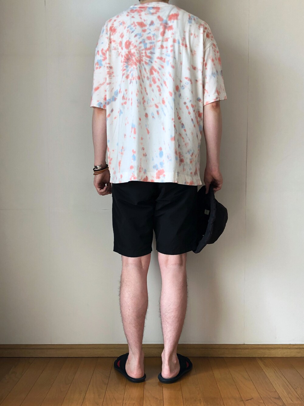 その他のTシャツ/カットソー、ブラック系のその他パンツ、ブラック系のサンダルを着用したメンズの夏コーディネートの4枚目の写真