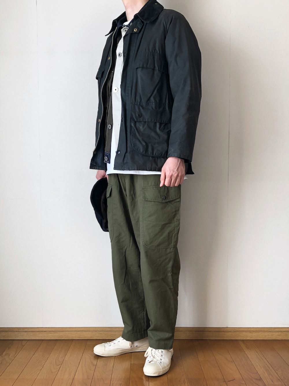 「オイルドジャケット、ビデイル、BEDALE、ジージャン、白Tシャツ、レイヤードスタイル、キャップ、カーゴパンツ、白スニーカー、ローテクスニーカー、シューズライクポタリー」｜「BarbourのBEDALE 80's（その他アウター、ブルー系）」を使った、となりさん（メンズ・179cm）の冬コーディネートの2枚目の写真
