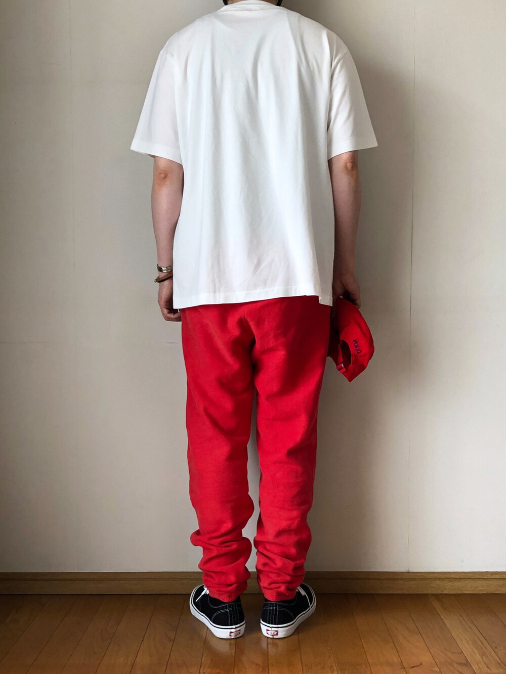 ホワイト系のTシャツ/カットソー、レッド系のスウェットパンツ、ブラック系のスニーカーを着用したメンズの夏コーディネートの4枚目の写真