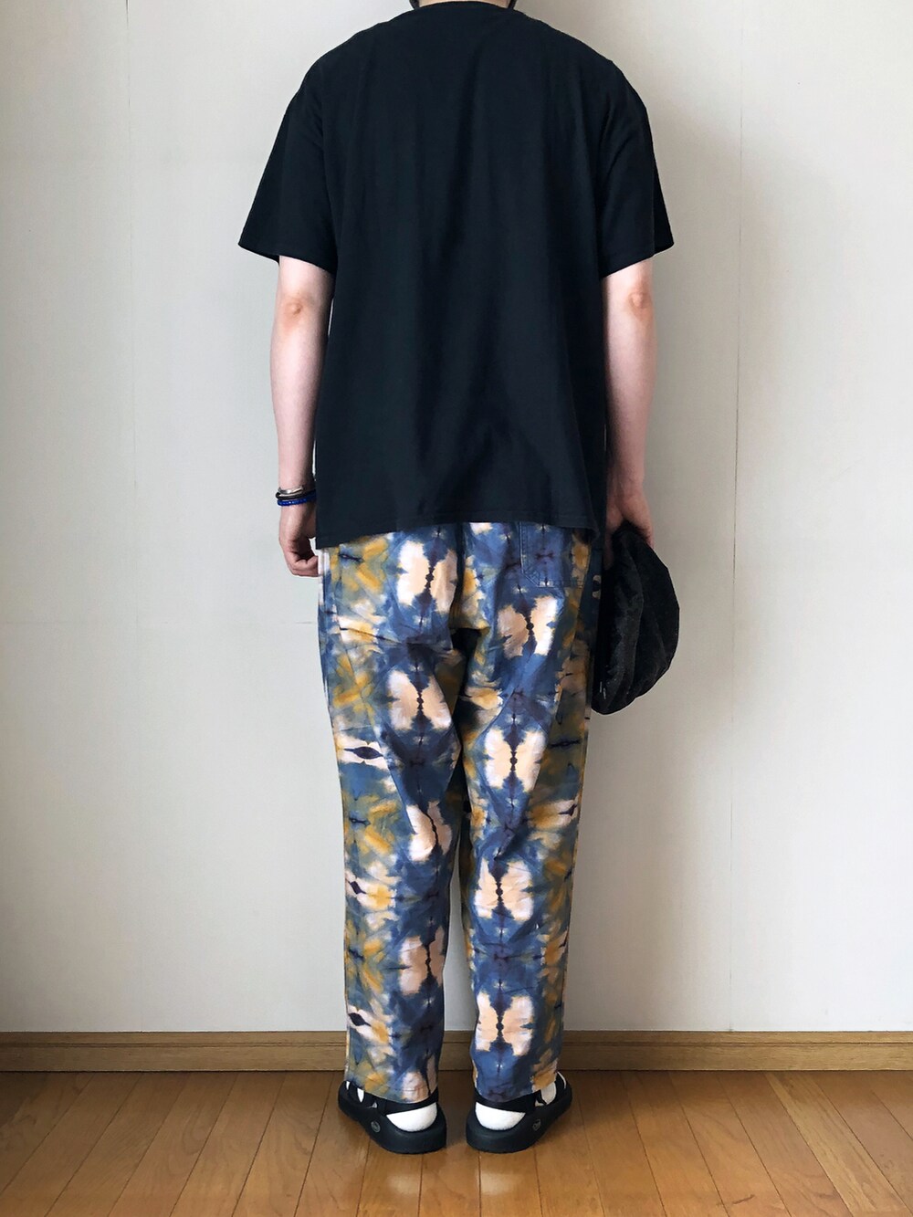 ブラック系のTシャツ/カットソー、ブルー系のその他パンツ、ブラック系のサンダルを着用したメンズの夏コーディネートの4枚目の写真