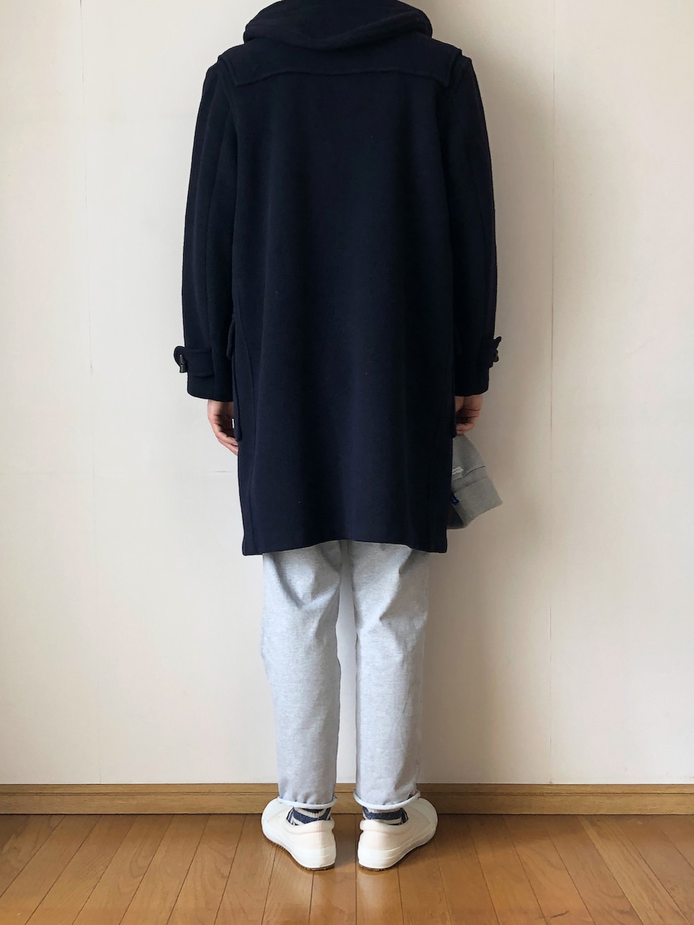 ブルー系のダッフルコート、ブルー系のデニムジャケット、ブラック系のTシャツ/カットソーを着用したメンズの冬コーディネートの3枚目の写真