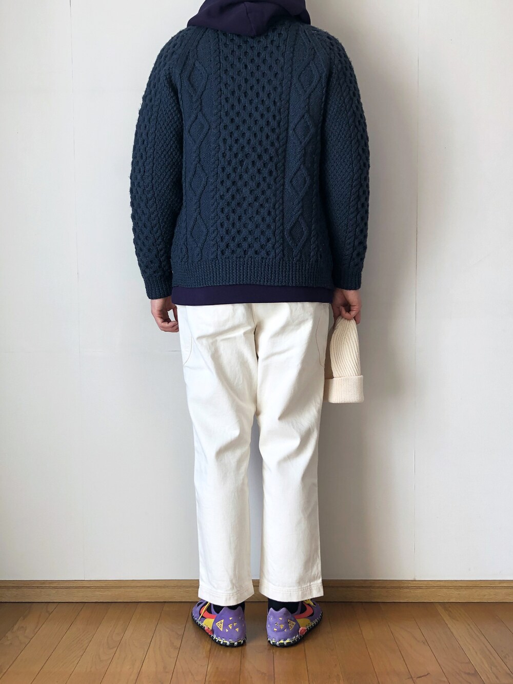 ブルー系のカーディガン/ボレロ、パープル系のパーカー、ホワイト系のカーゴパンツを着用したメンズの冬コーディネートの4枚目の写真